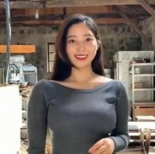 抖音“微胖女神”火了 一个足球一个凶