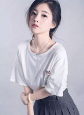 网红冯提莫私照被爆 皮肤白褶显身材苗条
