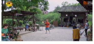 张子枫被惩罚用水枪喷黄磊 《向往的生活》水枪大战