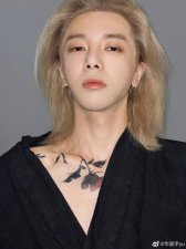 华晨宇晒出自拍照，大秀全新染金发的造型