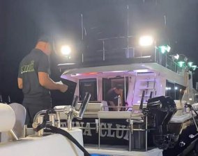 岳云鹏包贝尔包游艇出海 游艇看起来颇为豪华