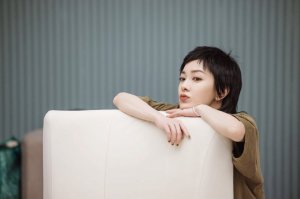 郭采洁《乘风破浪》一公成团做《自己》 台上神秘台下直率反差萌
