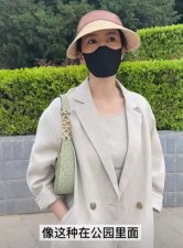 高圆圆逛公园散心，皮肤超白似少女 ，脱去外套肩膀线条太美
