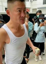 景岗山穿人字拖裤衩满街喝，嗜酒如命喝成酒精脸