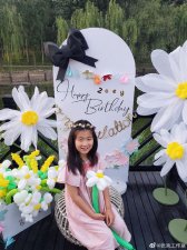 张亮女儿庆 7 岁生日 戴花环可爱又软萌