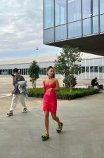 吉克隽逸好辣！穿火龙果吊带裙大秀事业线