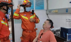 钻心疼！男子骑行时，上方突然冒出一个鱼钩，刚好钩住鼻子…