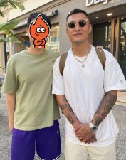 余文乐外国街头被偶遇！手臂上满是纹身