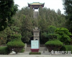 位于茂陵的霍去病墓，与卫青墓仅一墙之隔境况却大不相同