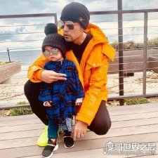 周杰伦晒儿子正面照，和＂小小周＂比酷(网友直呼基因强大)