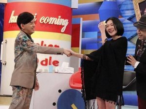小 S 收到黄子佼孩子满月礼：回赠 3 个女儿签名照
