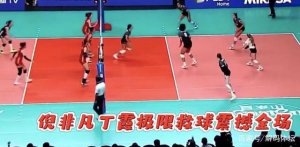 网友看哭了，中国女排丁霞倪非凡舍身重摔绝境救险，全场拍手