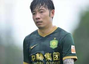 中超再现离谱停球失误！争议国脚无对抗仍犯错，球迷：草坪问