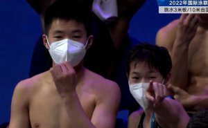 全红婵反差萌！霸气夺世锦赛首金，跳完后秒变搞笑女，太可爱
