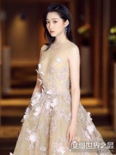 关晓彤的胸不大还喜欢拍性感照，全靠大长腿抢镜