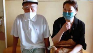 袁立久违现身变化大，探望独居老人，头发随意扎在脑后很朴素