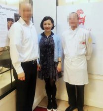 陈冲定居美国太惬意，戴黄金现身饭店显富贵