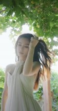 绝美！baby 庭院仲夏大片，一席白裙典雅大方