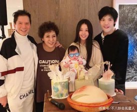 郭碧婷被曝顺利产下二胎儿子，向佐现身医院全程陪产