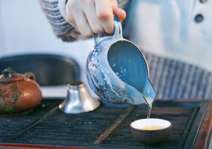 日本一家画廊用古董茶杯待客，茶杯价值高达 2.5 万美元！