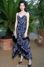 “奶茶妹妹”章泽天现身海外 顶级贵妇娇嫩如雪
