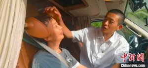 河南小伙带渐冻症母亲游新疆：赞新疆“人心比景更美”