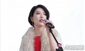 李亚鹏女友晒照，身穿气质连衣裙(身材颜值不输王菲)