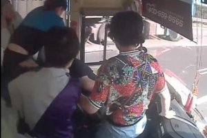 高速上大巴司机突然昏迷！乘客大姐上前就是一脚……