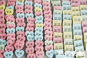 私家车被插桃色“小卡片”，民警抓获 18 名嫌疑人