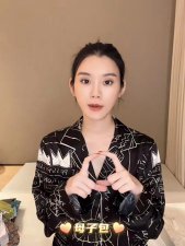 奚梦瑶晒为女儿买的同款包包，想到背亲子包就一脸幸福