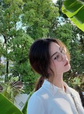 刘诗诗身穿黑白职业装温柔知性 长马尾戴眼镜侧颜优越