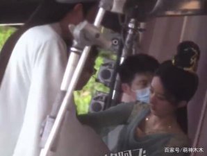 赵丽颖新剧铠甲照曝光，高温独自撑伞，助理为其狂扇扇子