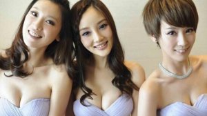 李小璐的胸有多大，结婚后秒变波霸E罩酥胸裸露(是不是做了丰胸)