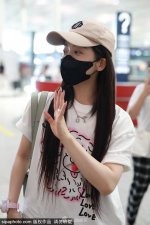 姜贞羽穿白色卡通 T 恤现身机场 歪头和粉丝打招呼