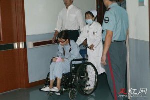 林志玲黑历史照片 摔马假胸事件丰胸的盐水袋踩破了