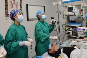 男子边喝冰啤酒吃花生米边说话，结果…差点酿大祸！
