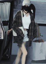 杨幂受伤后首露面，身材消瘦状态不佳