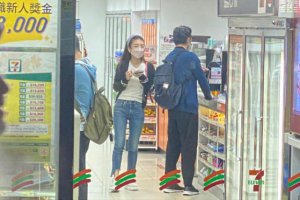 ​郭富城与方媛逛街，夫妻购物分开付款财务独立