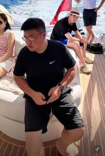 ​吕良伟儿子坐游艇出海，身材壮硕超过爸