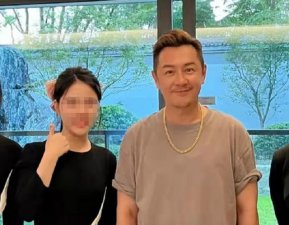 ​陈浩民夫妇现身长沙售楼部，4 位工作人员接待