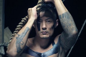 ​余文乐的眼睛是怎么回事 一大一小是义眼吗