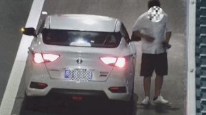 ​不知道从哪儿下高速，他掏出了望远镜……