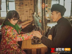 ​老妹儿啊你等会儿啊是什么歌，依兰爱情故事歌曲介绍