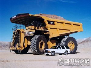 全球最大的矿山车，卡特彼勒797高7米/长14米(一个轮胎高4米)
