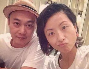 ​陈奕迅和他老婆（陈奕迅携妻女罕现身）