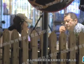 ​李亚鹏带老婆外出吃饭，饭桌上抽烟，金喜身形纤细不似一胎妈