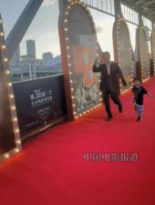 ​百花奖提名红毯：吴京带着儿子亮相，曾黎被扶着走，于朦胧显脸肿