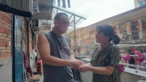 ​用被子接住坠楼男童的是这家人！其中还有位准妈妈