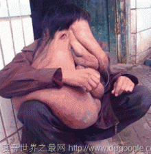 ​世界上最丑的男人，乌干达最丑男人取2个老婆生8个孩子