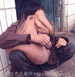 世界上最丑的男人，乌干达最丑男人取2个老婆生8个孩子